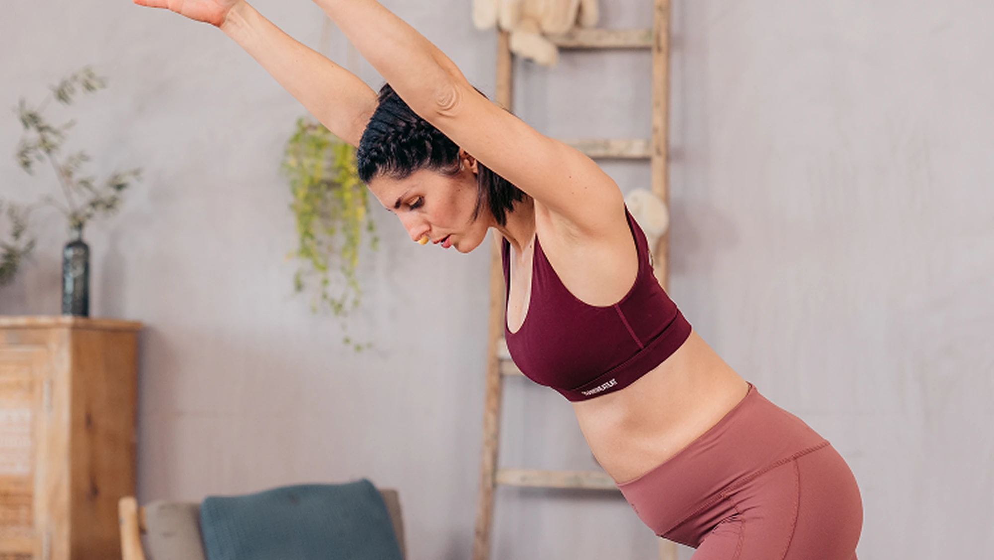 Notre coach durant une séance de yoga prénatal sur l'application de sport et nutrition Trainsweateat.