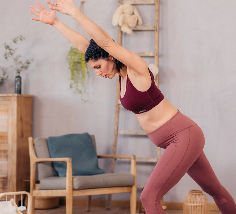 Notre coach durant une séance de yoga grossesse sur l'application de sport et nutrition Trainsweateat.