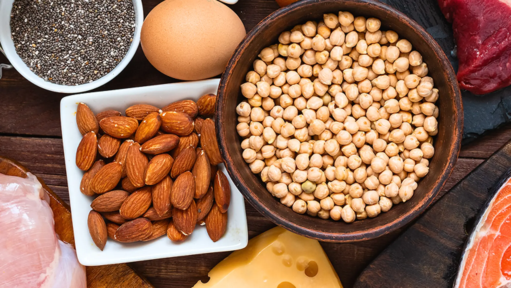 Aliments protéinés comme les amandes ou les pois chiches.