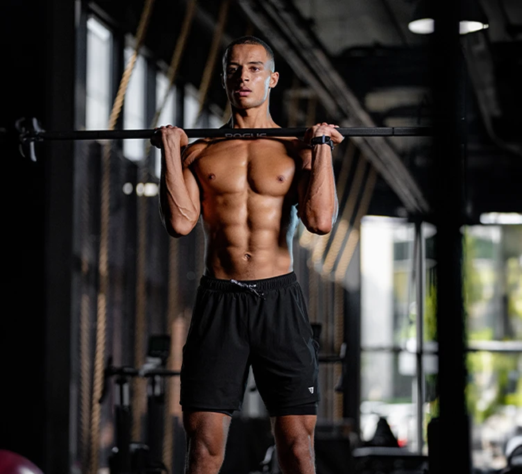 Sportif en pleine séance de musculation en salle
