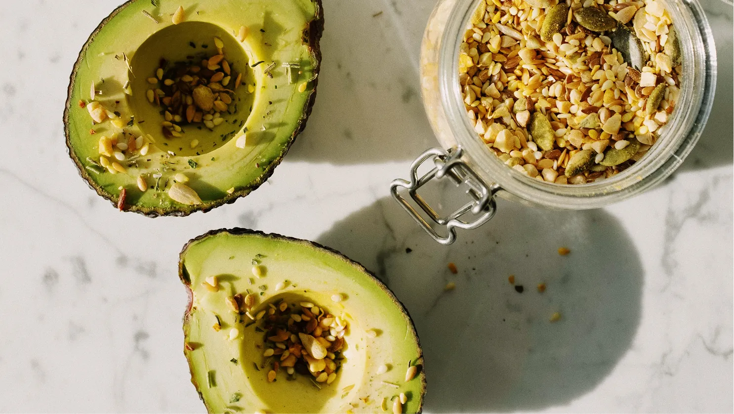 Aliments contenants des bons lipides (avocats, graines, huile)