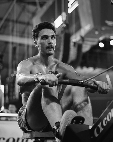 Athlète Hyrox Trainsweateat Gregory Pereira durant l'épreuve de rameur