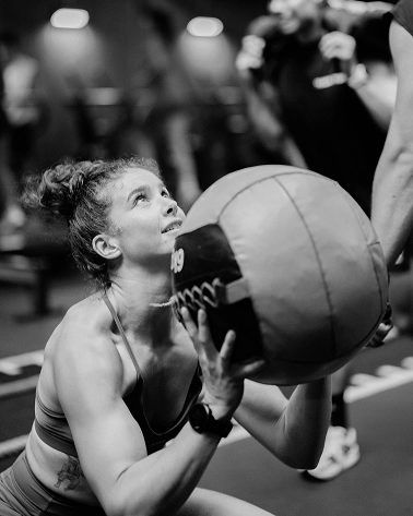 Athlète Hyrox Trainsweateat Camille Julien durant un entraînement au wall ball