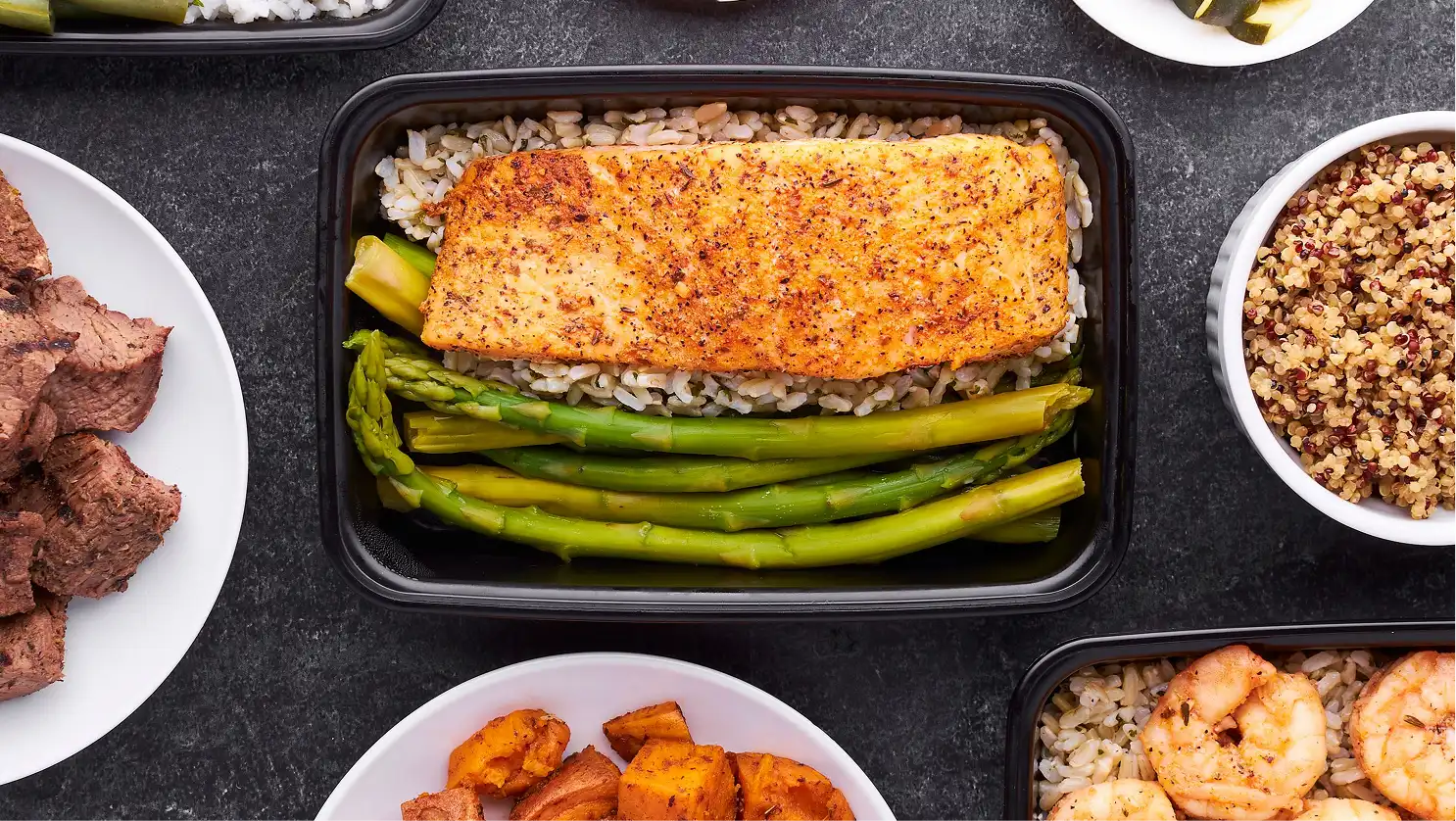 Vue de dessus d'un repas équilibré saumon, riz complet et asperges, pour illustrer un apport calorique adapté à la perte de poids