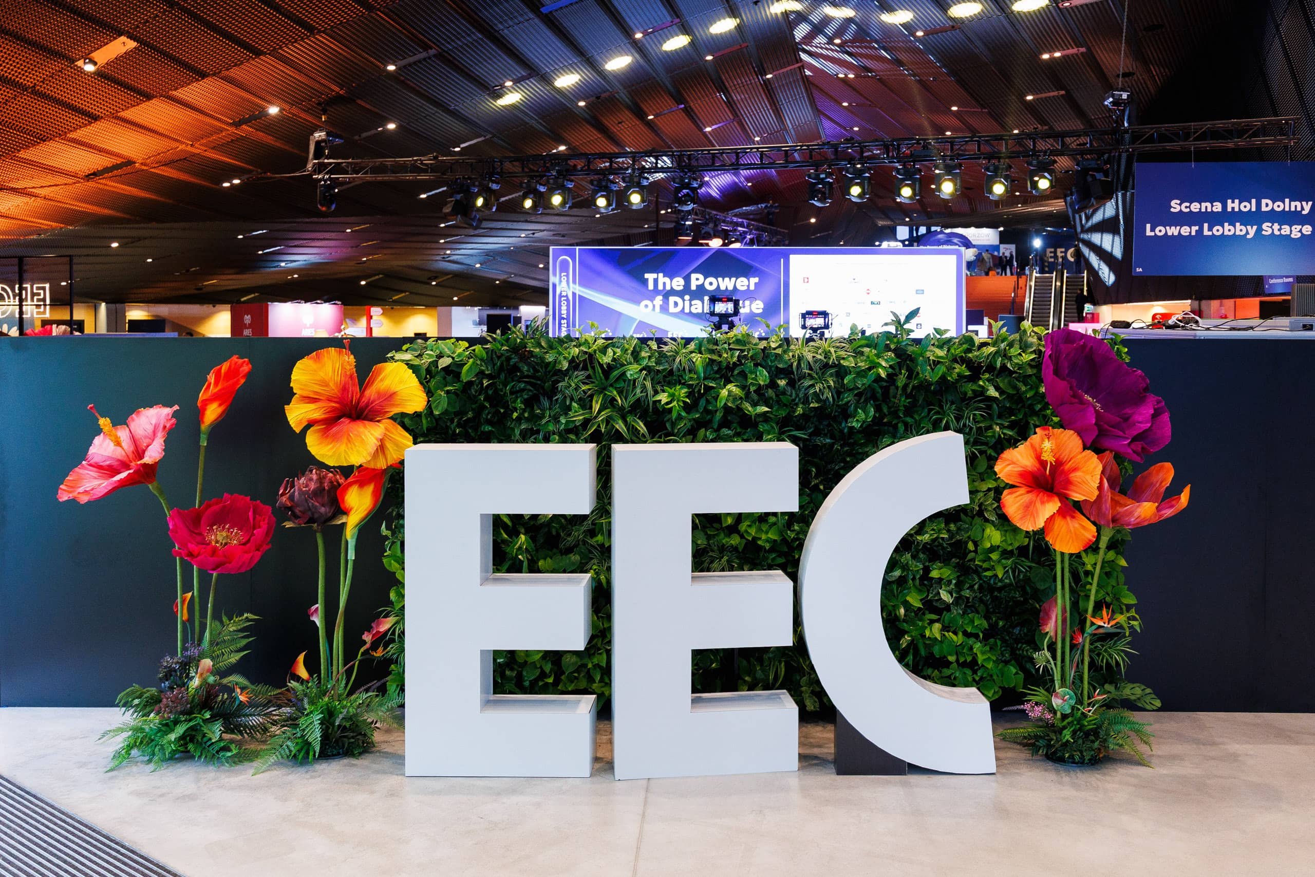 Wielkoformatowy napis EEC udekorowany autorskimi kwiatami z krepiny Fiori di Matis na European Economic Congress