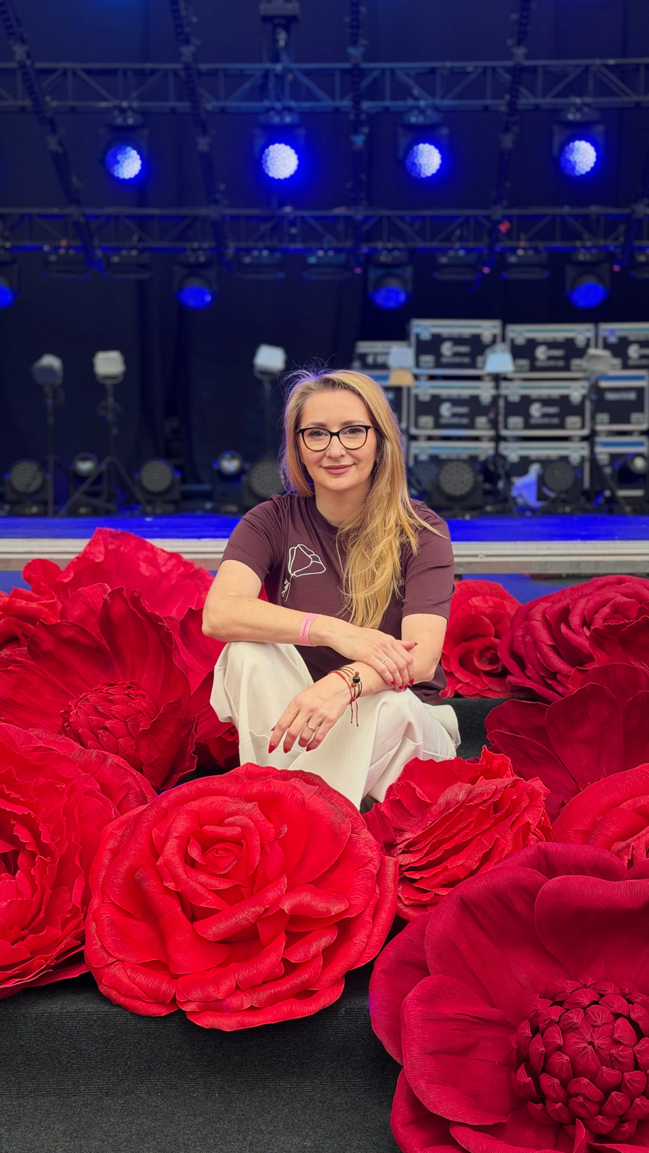 Małgorzata Matis, założycielka pracowni Fiori di Matis, wśród scenografii z gigantycznych kwiatów z krepiny