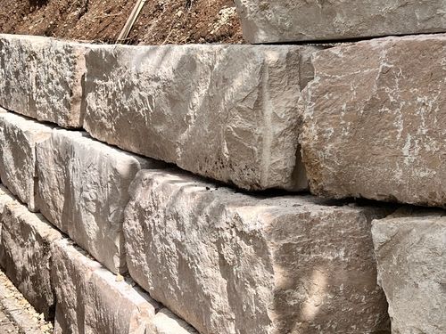 Natursteinmauer als Hangsicherung