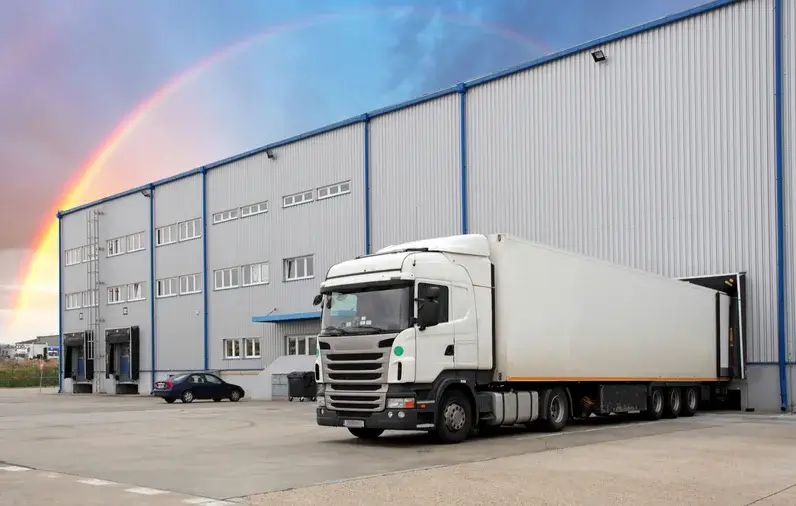 Co to jest i jakie różnice występują między transportem FTL i LTL?