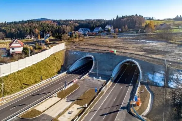 Nowe tunele i autostrady w Polsce w latach 2023/2024 – jak to może przyspieszyć trasy ciężarówek?