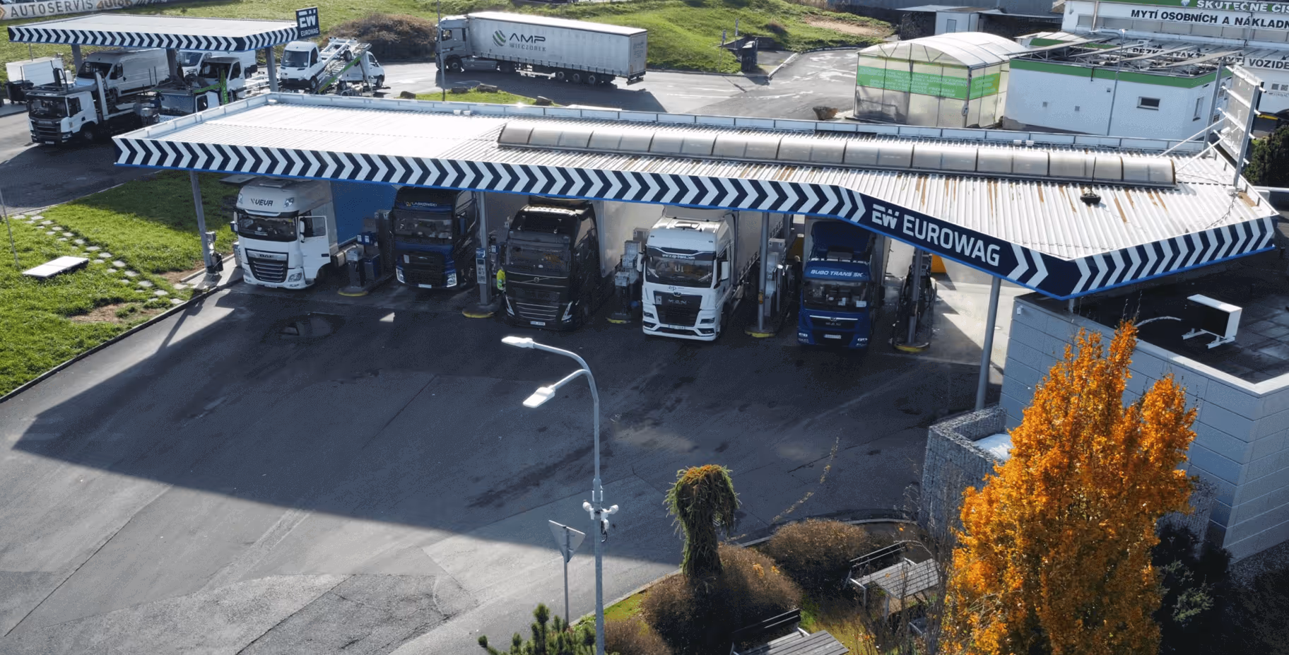 Bencinska črpalka za tovornjake Eurowag s tovornjakom, ki se napaja s črpalko.