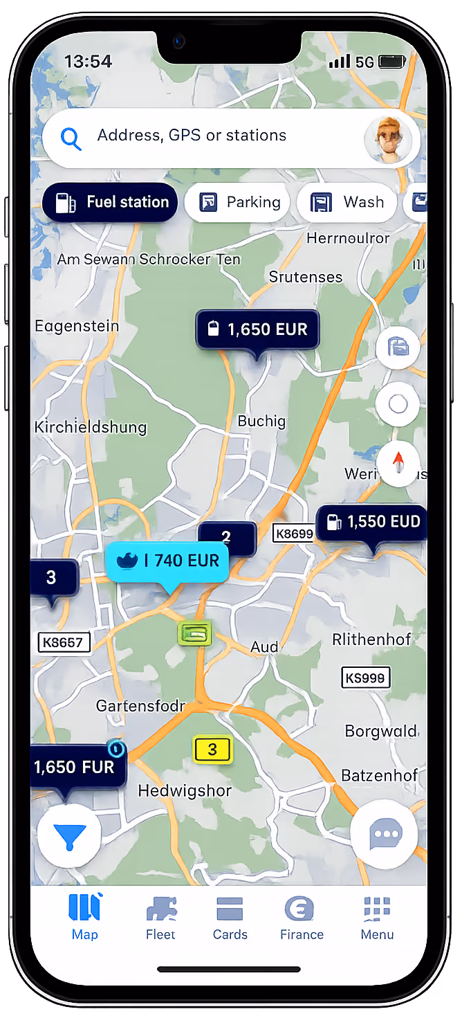 Telemóvel com a aplicação Eurowag com um mapa da Europa, postos de combustível e preços dos combustíveis.
