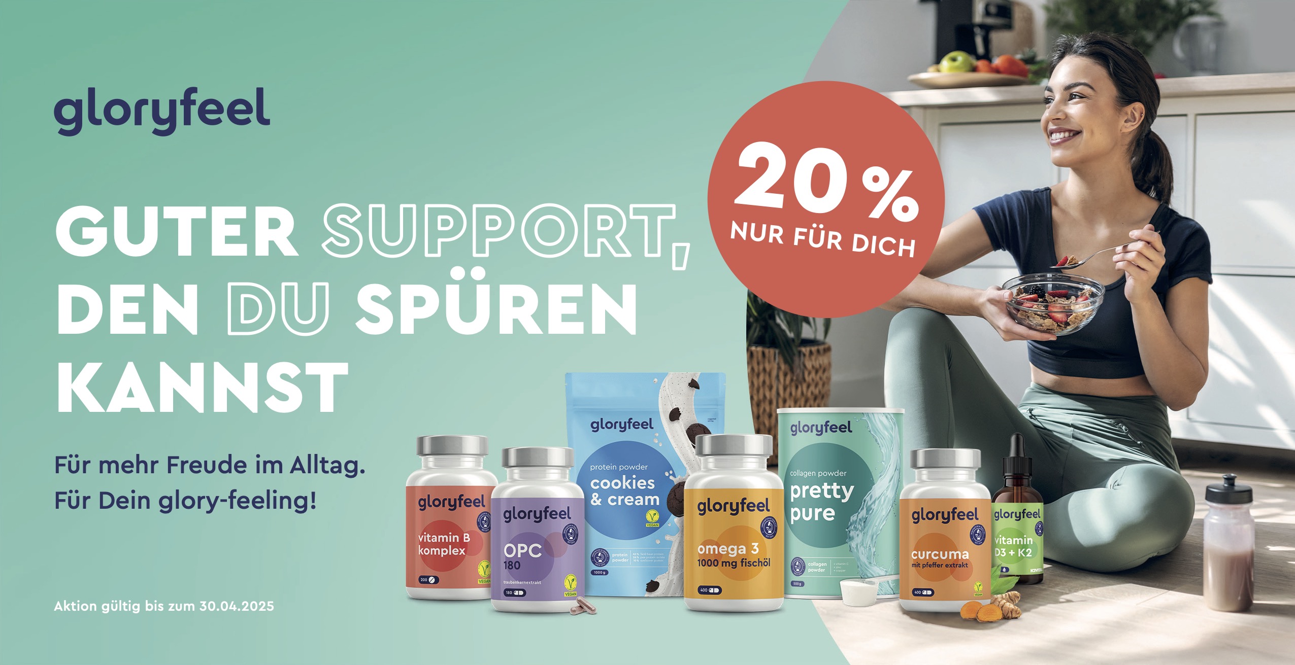 Postkarte von gloryfeel: Vorderseite mit türkisem Lifestyle-Visual, Produktrange und rotem 20%-Rabatt-Störer;