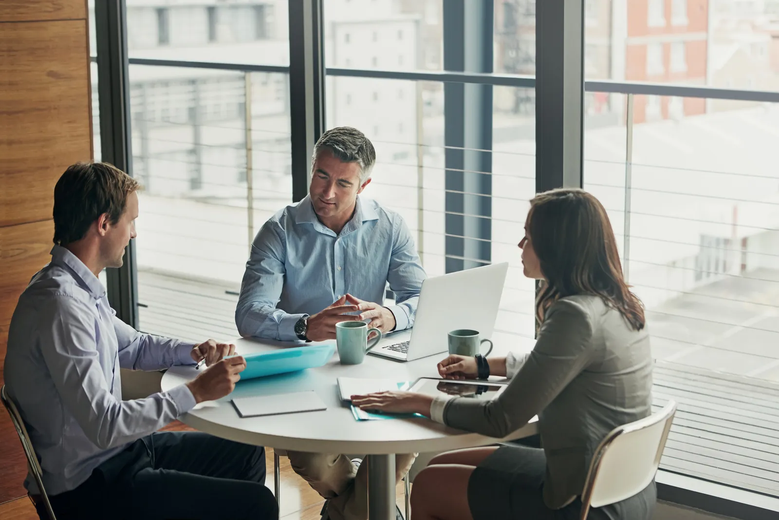 Consultants meeting to discuss a project