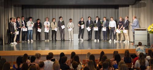 Klasse 4i mit Abteilungsleiter Walter Schnyder