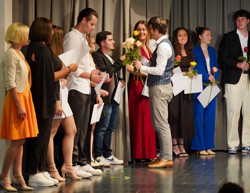 Abteilungsleiter FMS Thomas Moll bei der Rosenübergabe