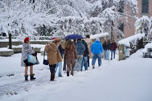 s'hät Schnee juhe und s'git no meh, scho bald isch alles wiiss...