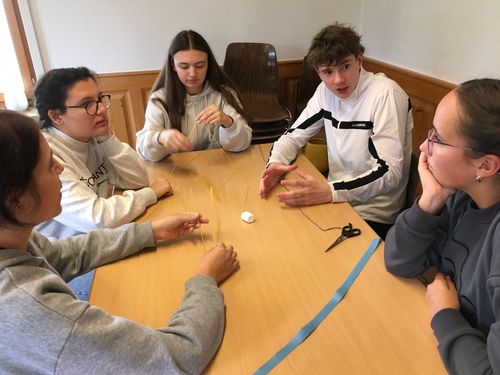 Planen des Marshmallowturms: Nubia, Eloisa, Nelly, Orell und Olivia (v.l.n.r.).