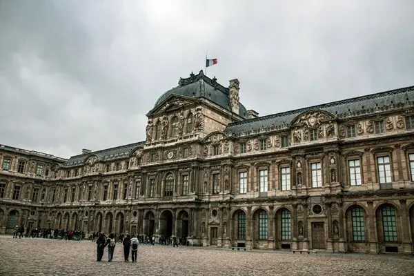 Visiteurs découvrant un hôtel particulier lors des Journées du patrimoine à Paris