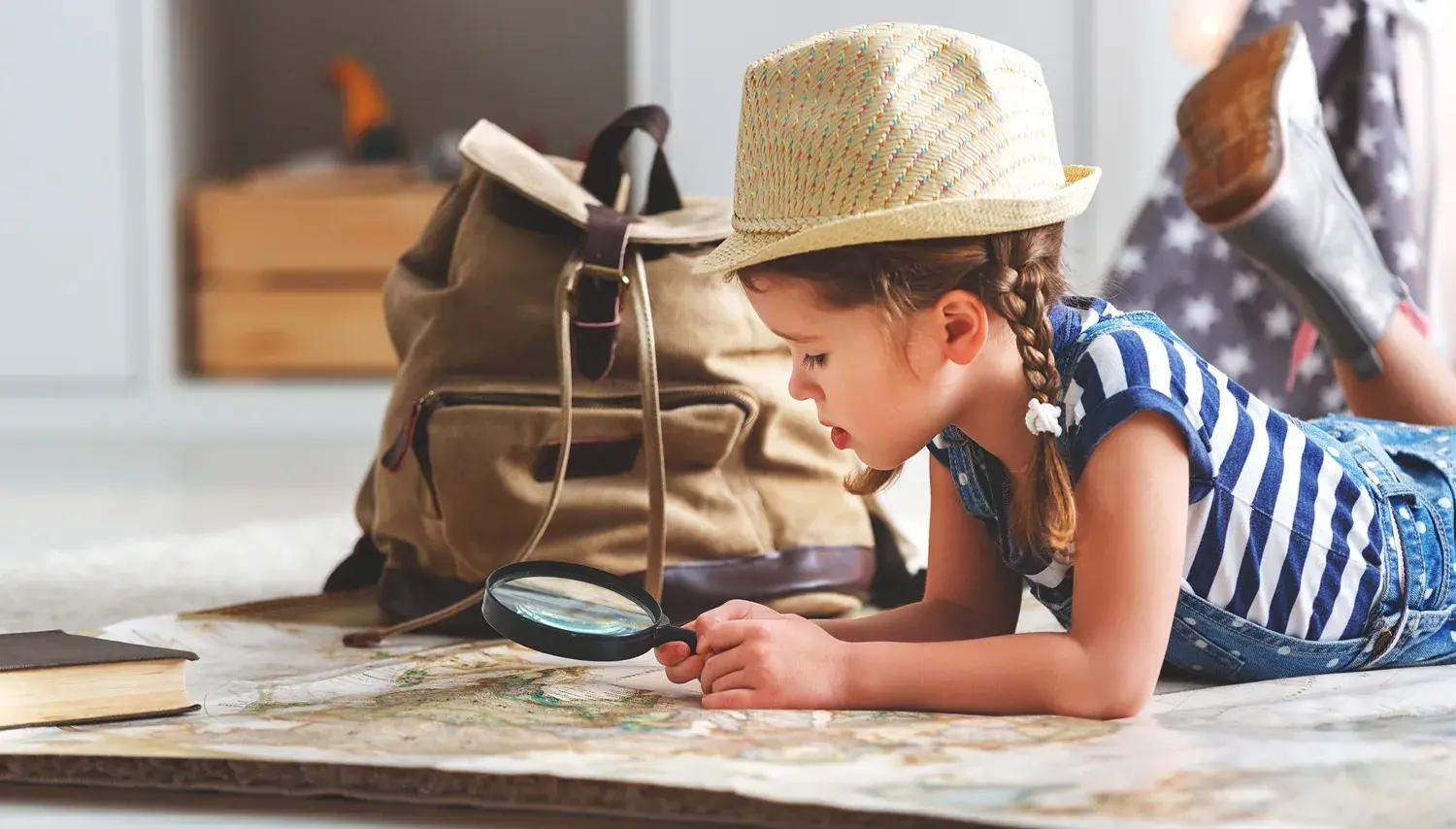 Une fille aide à préparer un voyage en famille