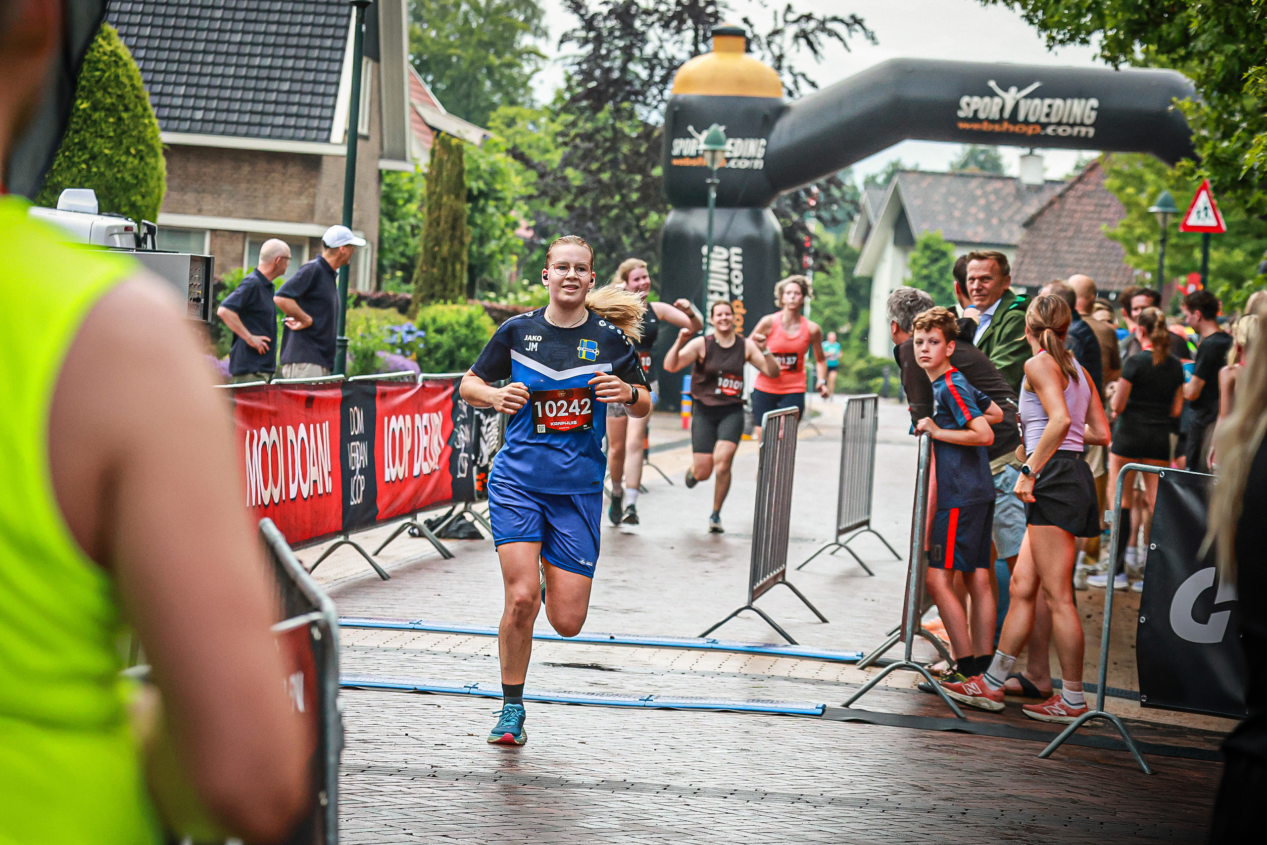 Paashaas bij finishlijn
