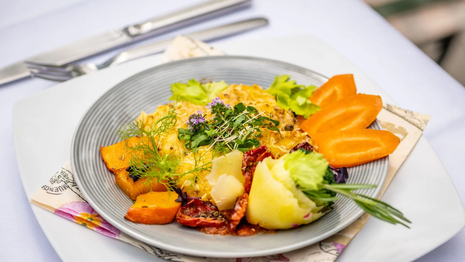 Gesunde Vitalküche mit buntem Gemüse und Kräutern - einfach nur lecker!
