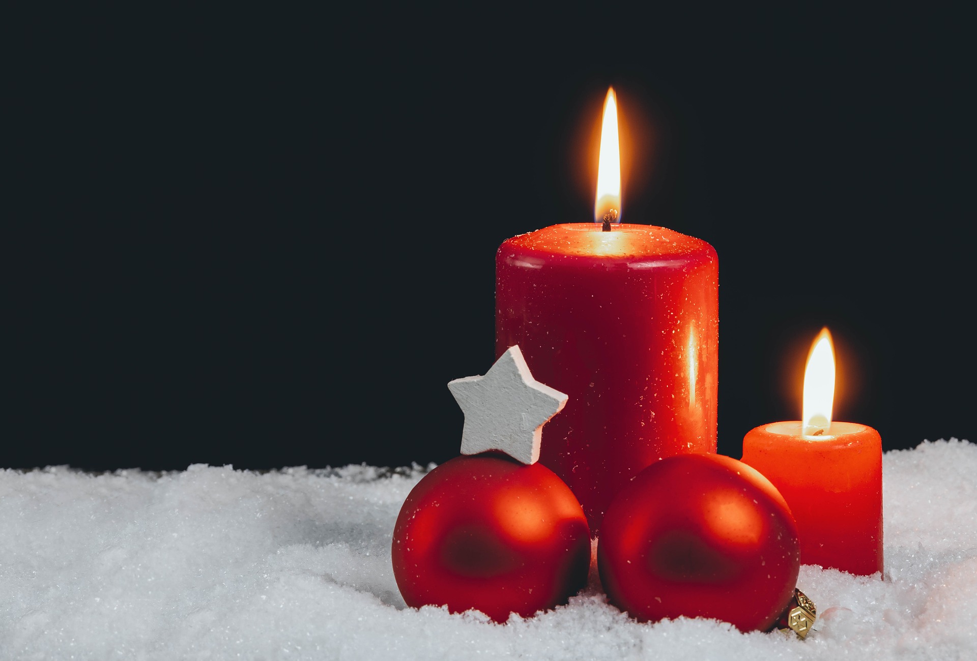 Christmas decorations: red advent candles and balls