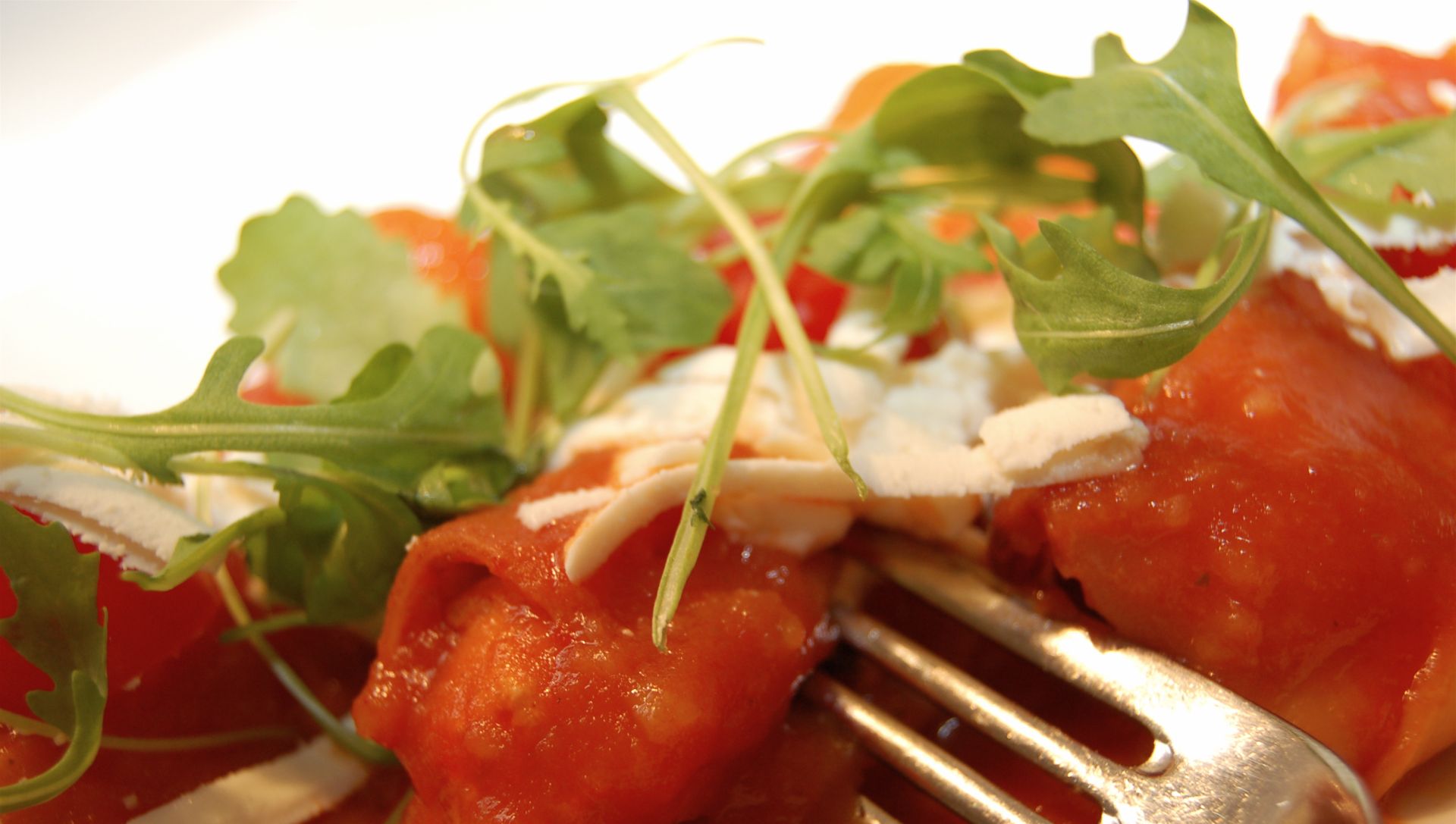 Frische Tomaten mit Rucola und Parmesan, dekoriert mit einer Gabel