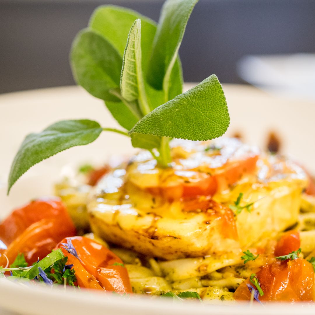 Gebratene Eier mit Tomaten, Kräutern und frischem Salbei garniert