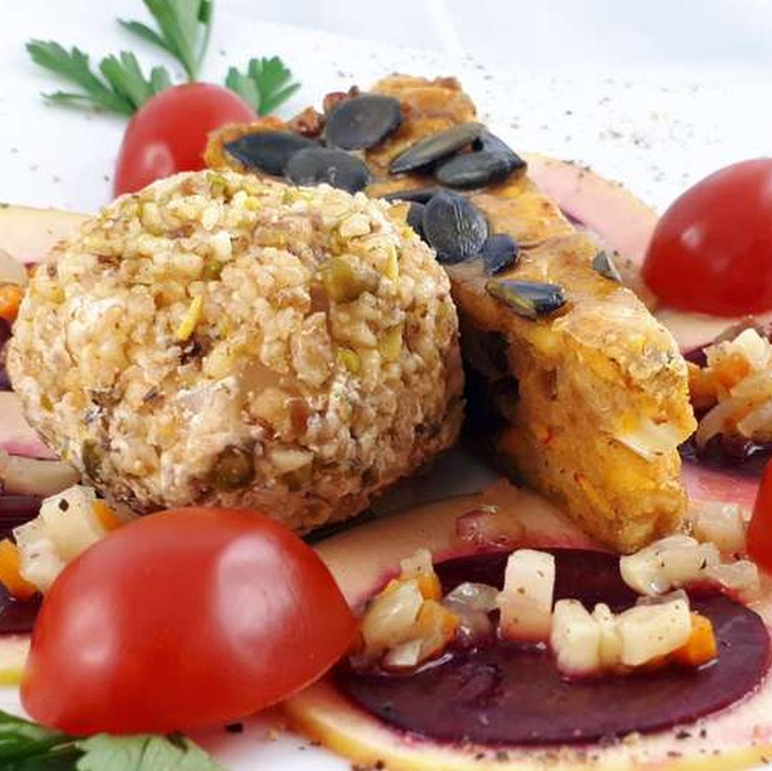 Köstliche Fleischbällchen mit Kartoffeln, Tomaten und Rote-Bete-Scheiben