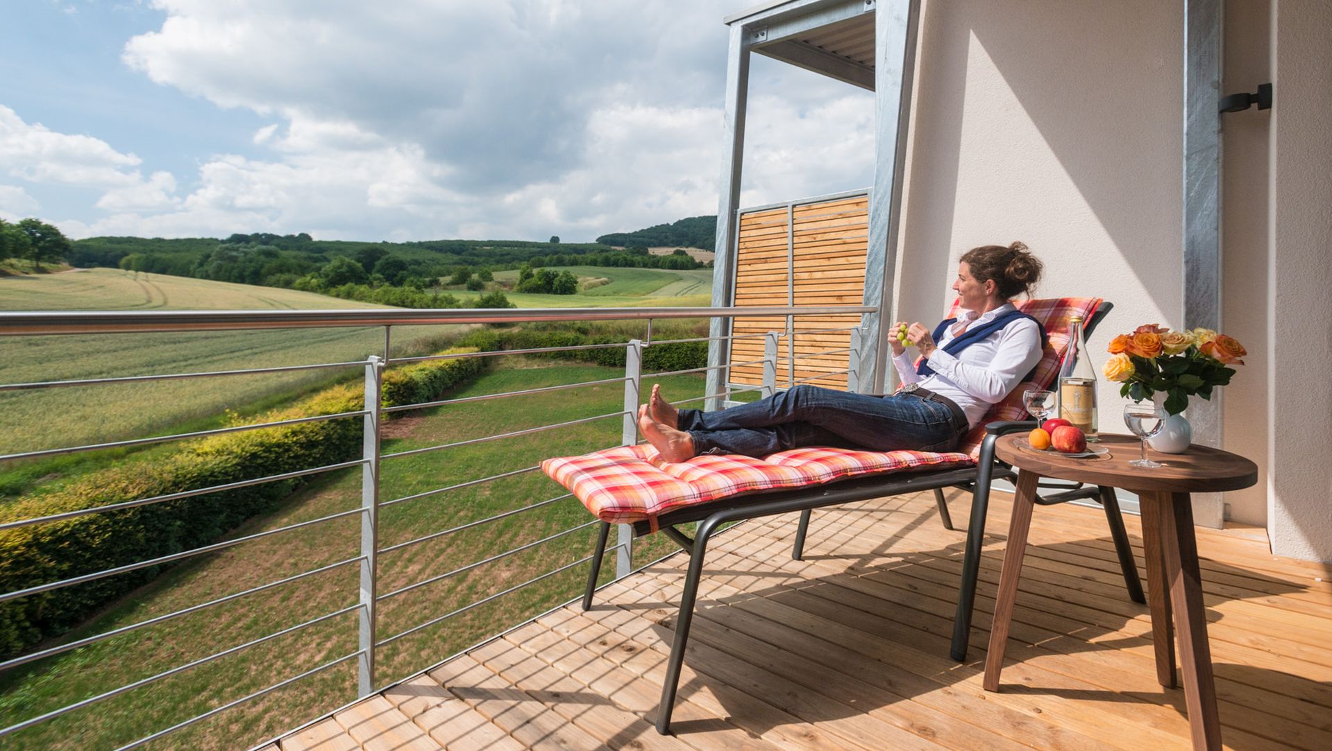 Haus Igelberg Balkon mit Blick auf Felder und Wiesen