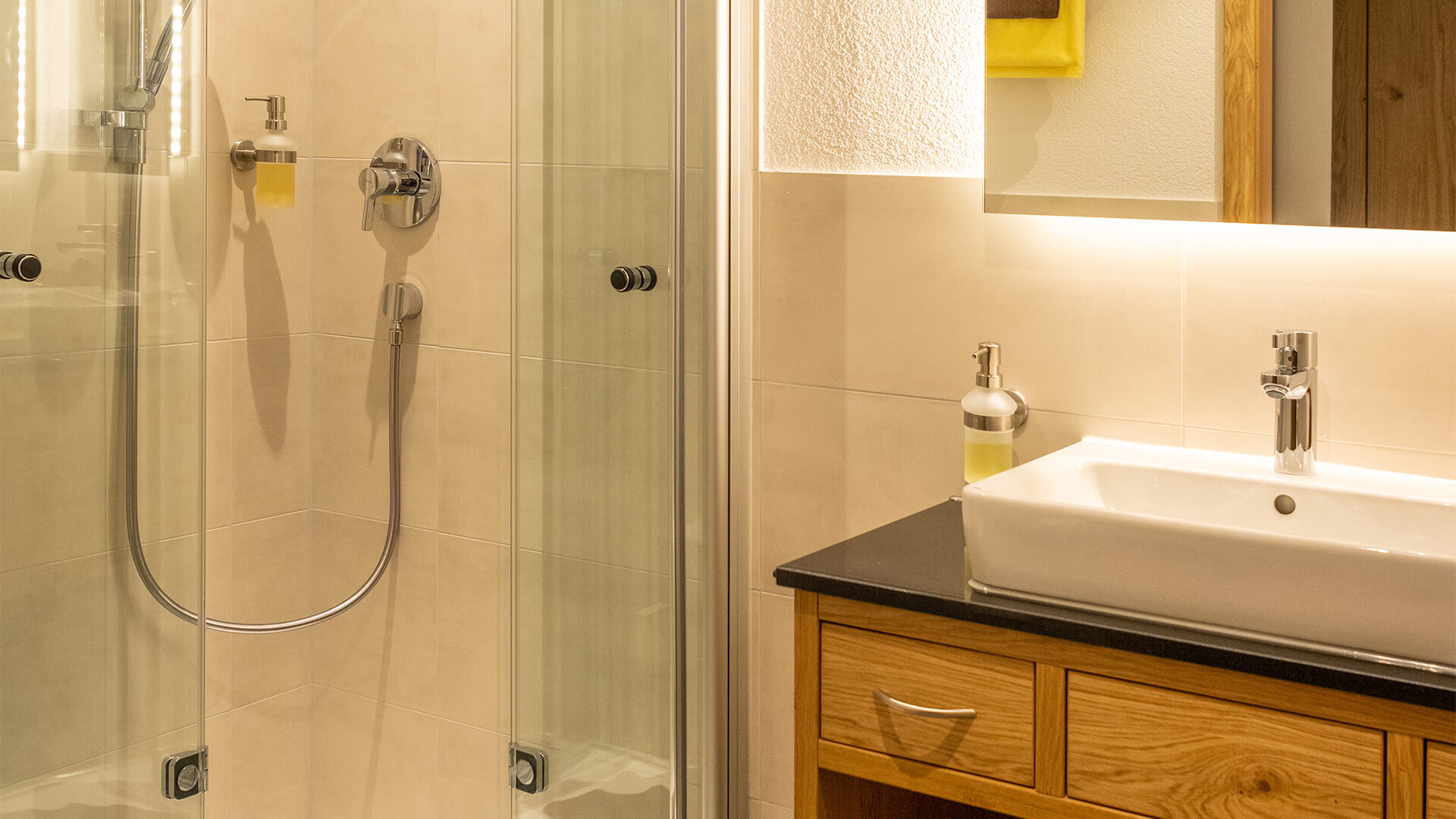 Modernes Badezimmer mit Dusche, Waschbecken und Holzmöbeln