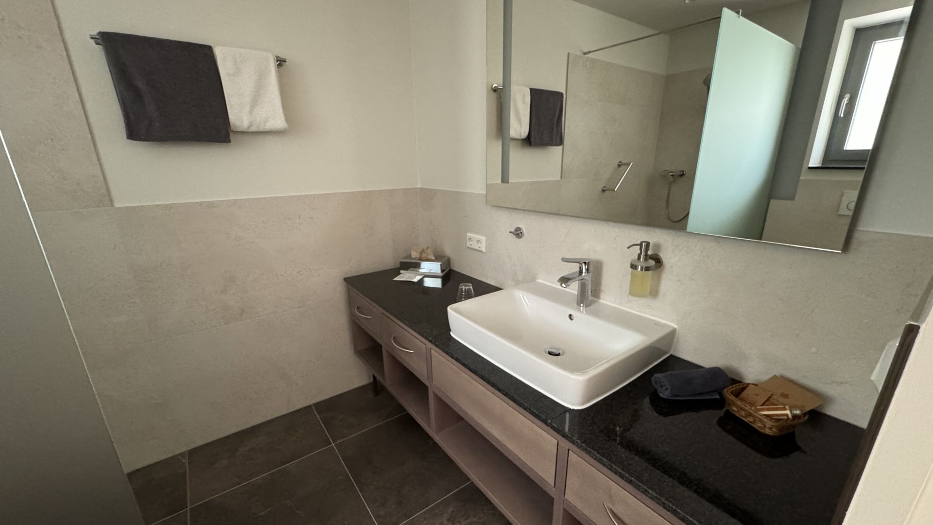 Modernes Badezimmer im Tannenhaus