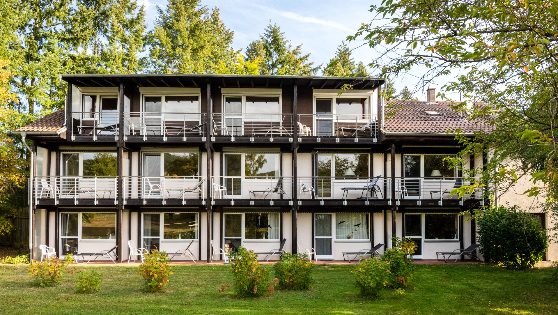 Sonnenhaus mit Südbalkon oder Loggia und Blick auf Felder, Wiesen und Weinberge 