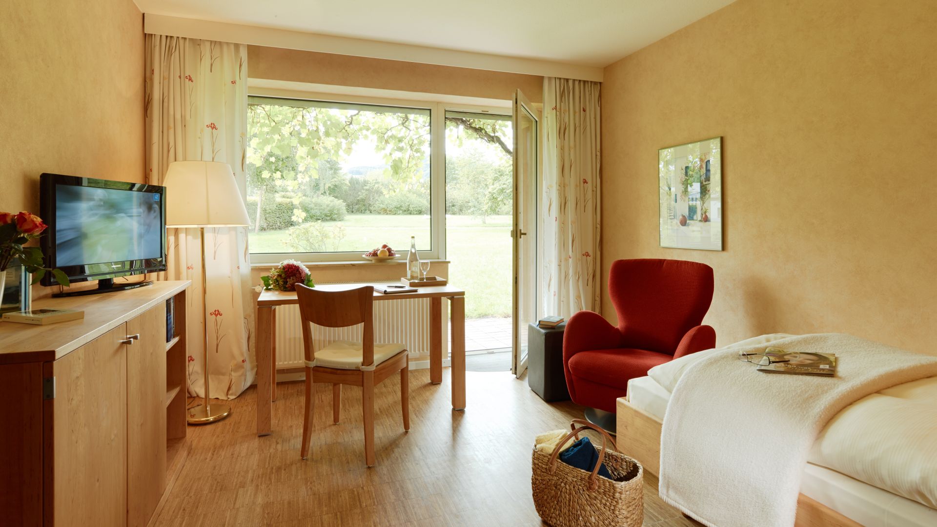 Einzelzimmer mit Parkettboden im Parterre