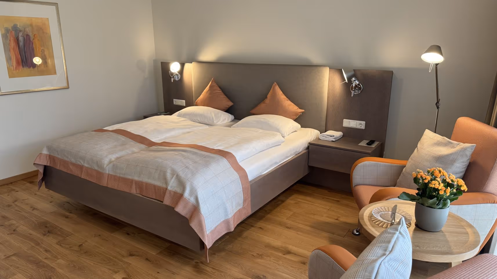 Menschels Tannenhaus: Doppelzimmer mit Sessel und Blumen