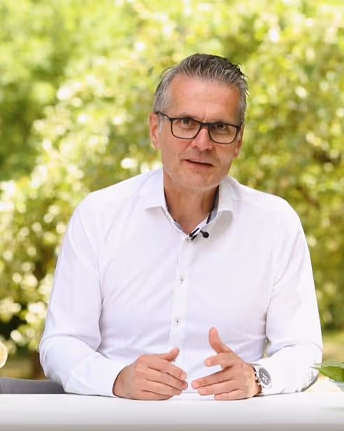 Dr. Menschel erklärt im Vortrag Mikrobiom