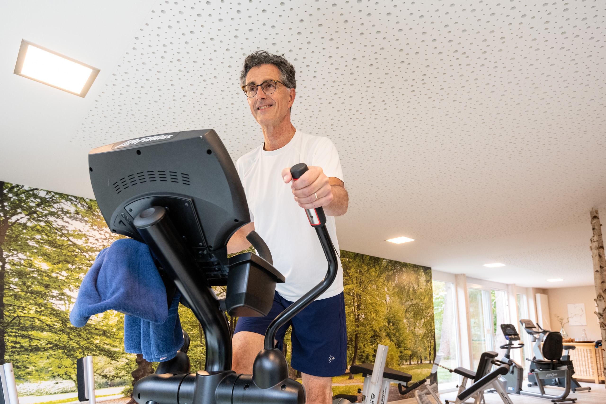 Gerätetraining im Fitnessraum des Menschels Vitalresort