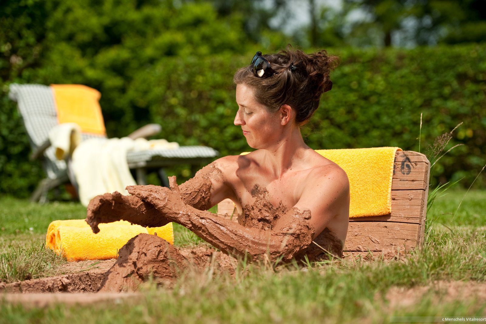 Lehmbad im Freien bei Menschels Vitalresort