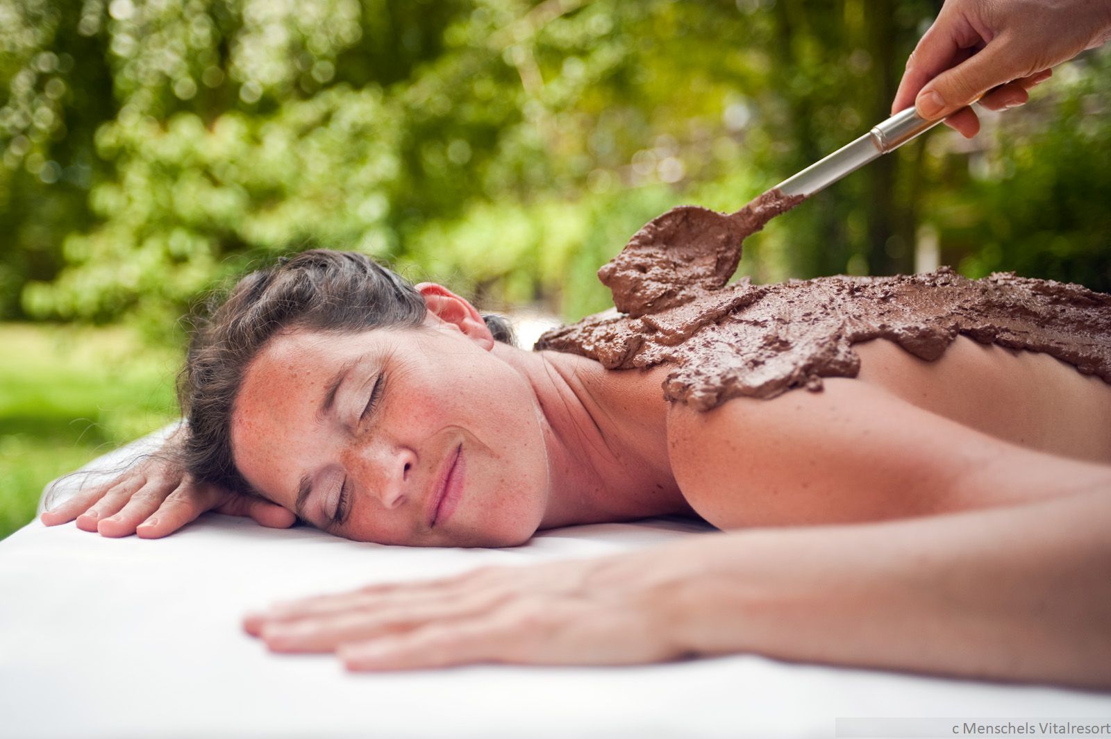 Lehmpackung als Rückenbehandlung im Menschels