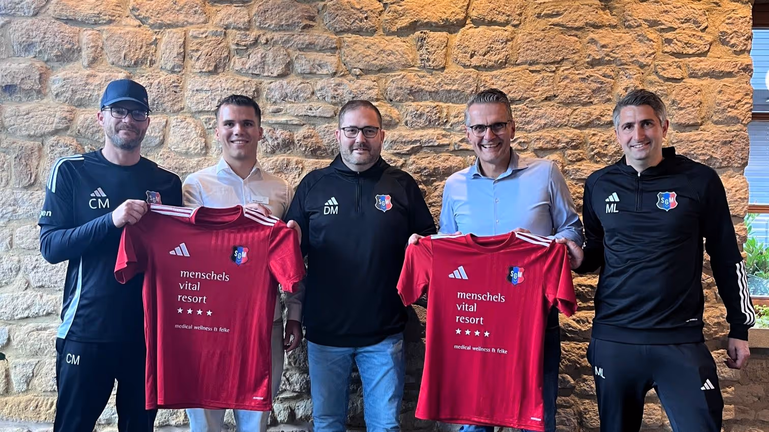 Übergabe der neuen Trikots von Menschels Vitalresort