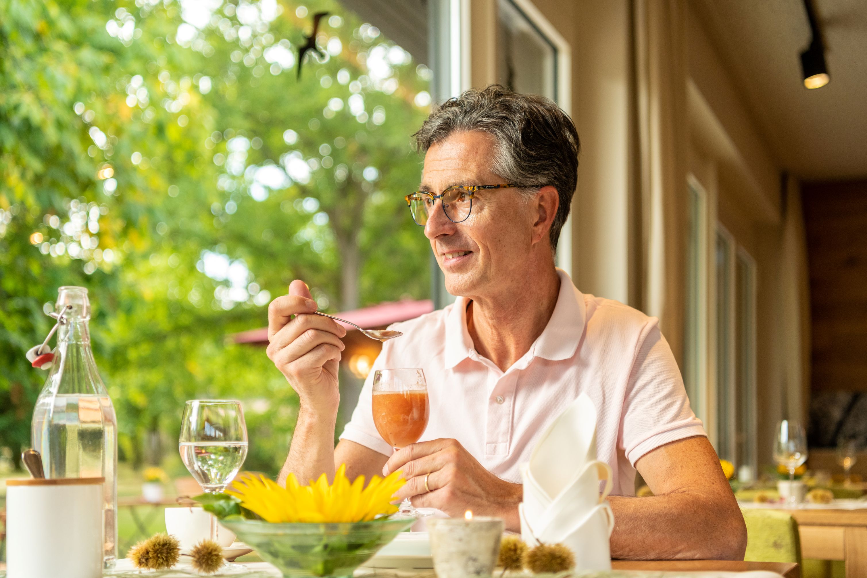 Mann beim Heilfasten: Ablauf und Plan für Ihre Fastenkur