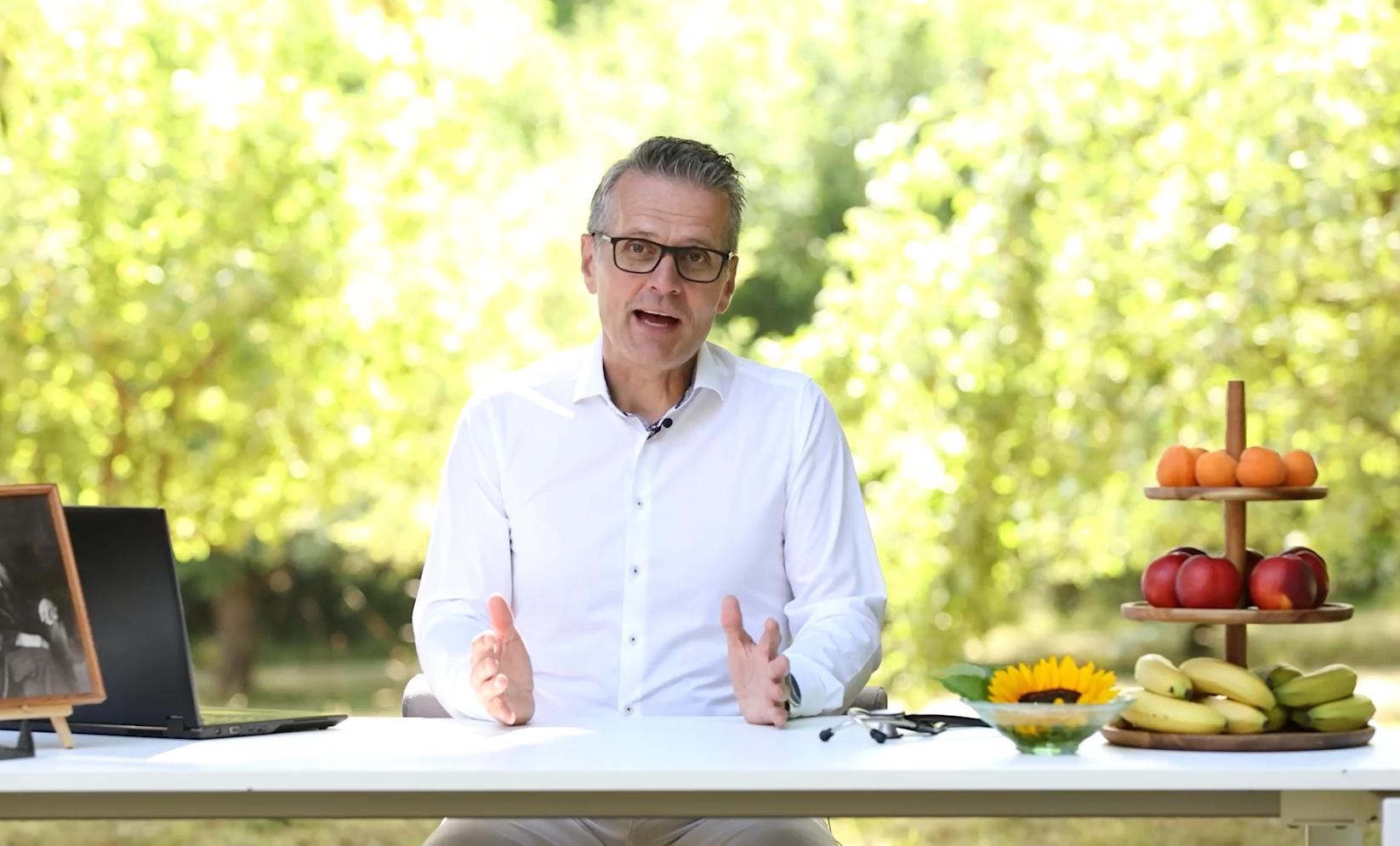 Dr. Menschel beschreibt eine Atemtechnik zur Blutdrucksenkung
