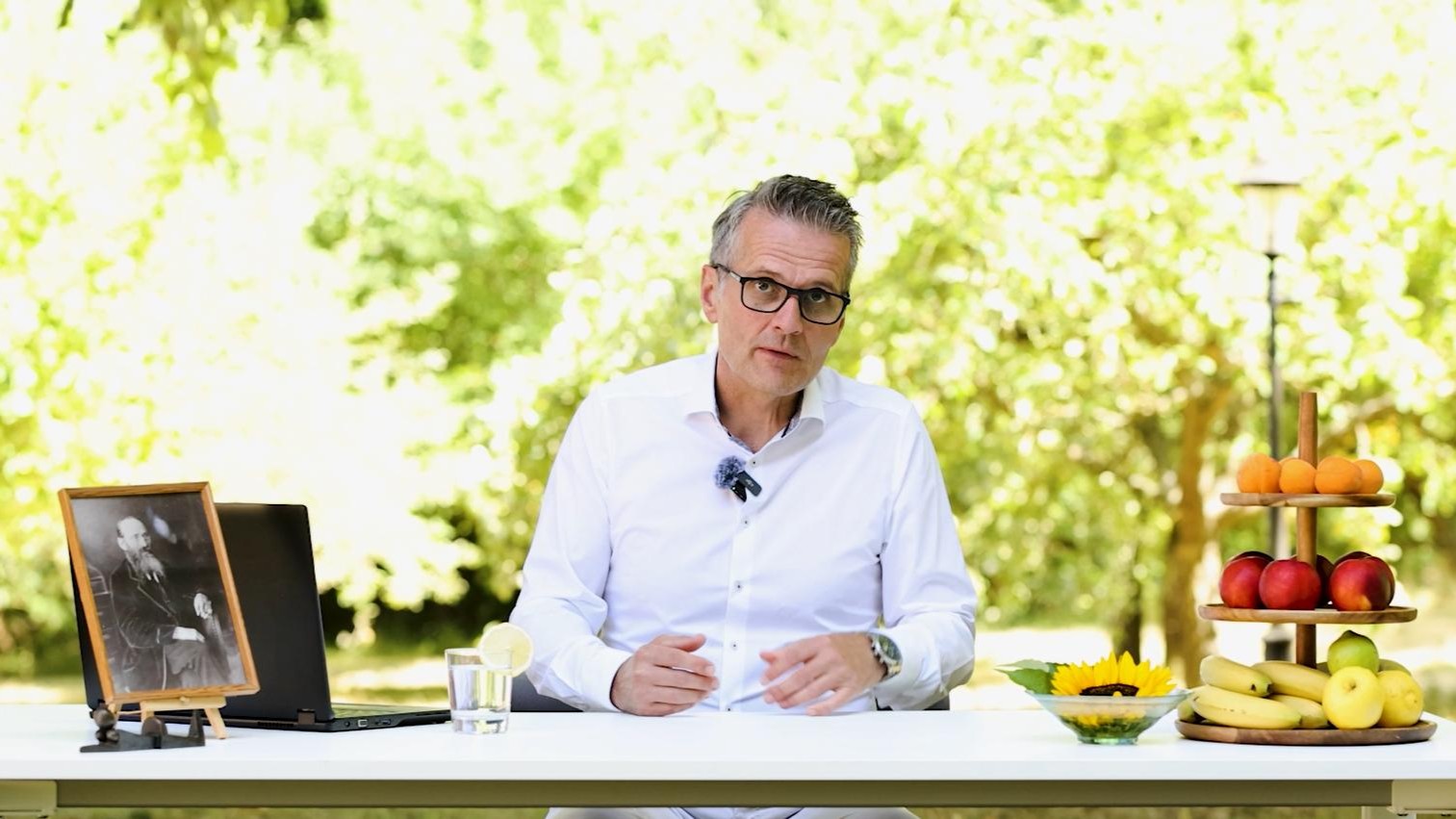 Dr. Menschel erklärt die Vorteile einer Mikropause
