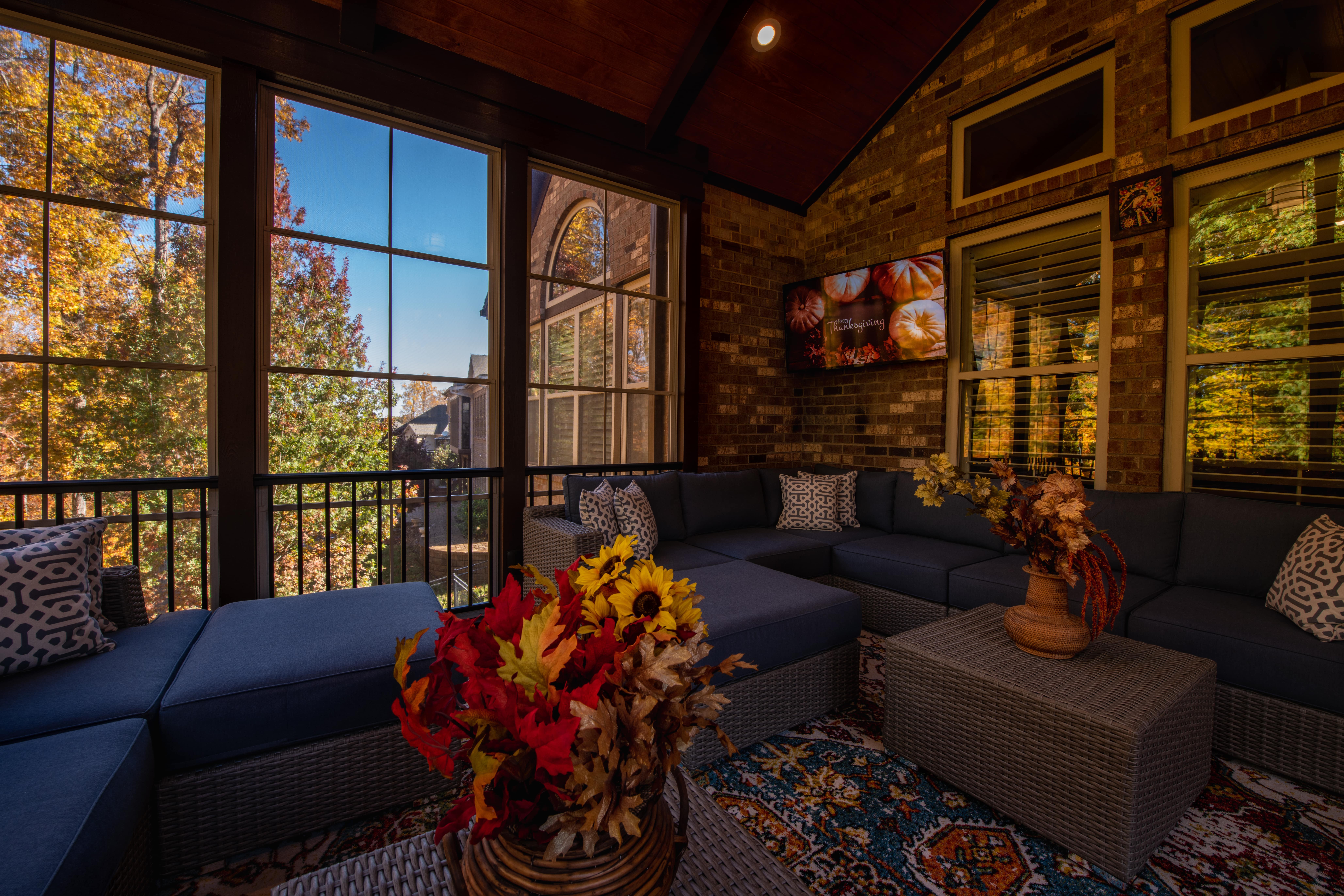 Thanksgiving on the Deck: Hosting Tips for Outdoor Gatherings