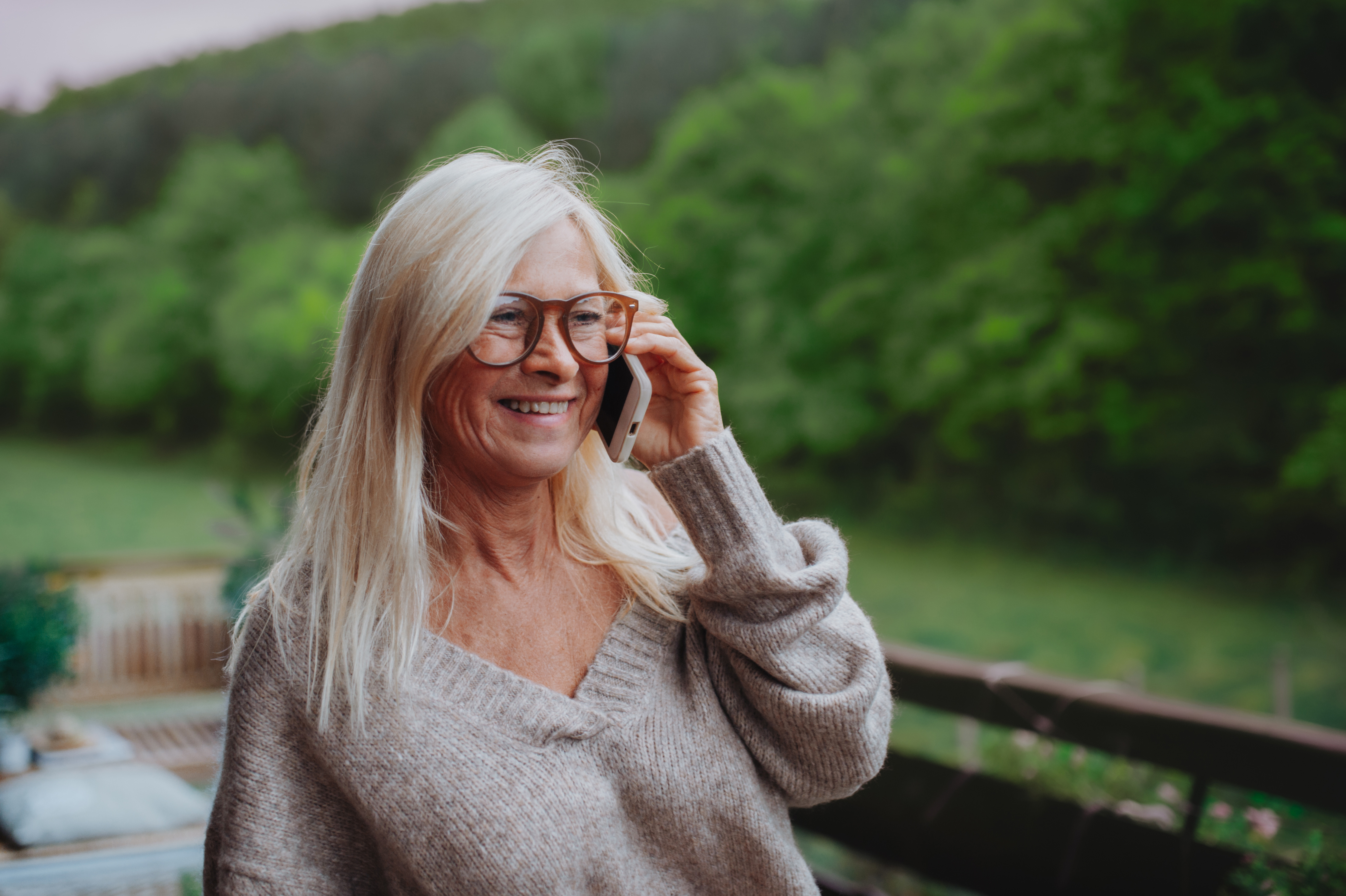 Safe & Stylish Decks for Seniors: Accessibility in Winter