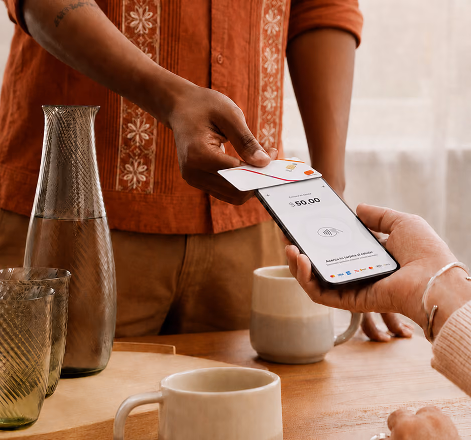 Cliente paga $50 acercando su tarjeta a un celular con Tap to Pay de Clip