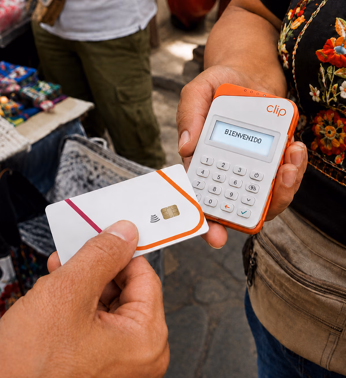Pago sin contacto en una terminal Clip Plus 2 en un mercado