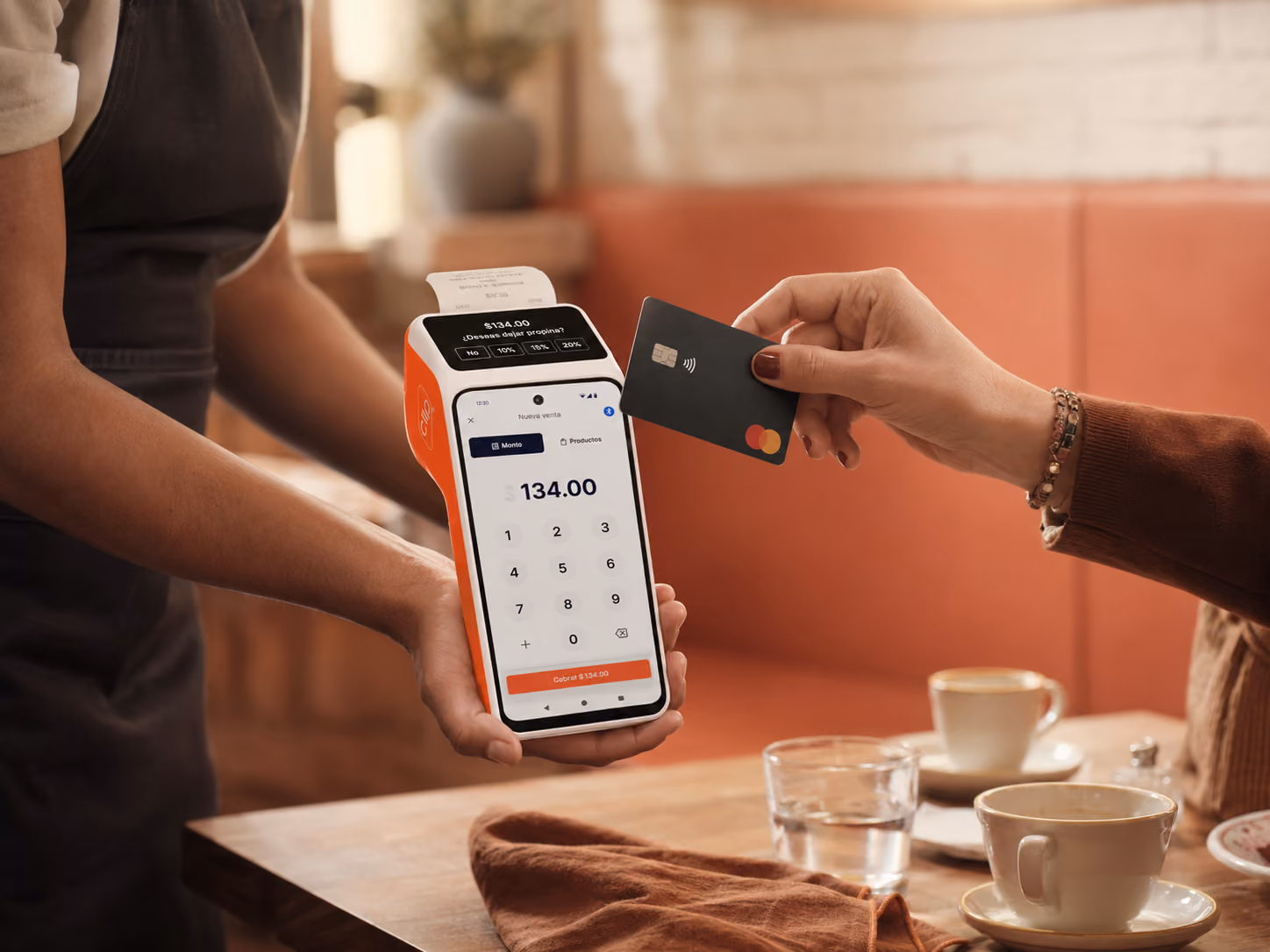 Pago sin contacto de $134.00 en una terminal Clip Total 3