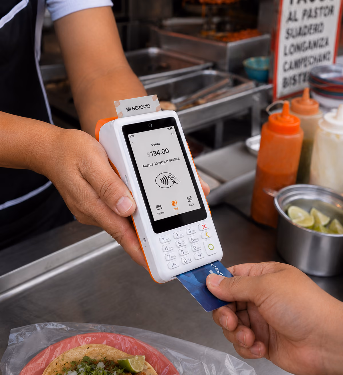 Cliente paga $134.00 con tarjeta en una Clip Ultra en un puesto de tacos