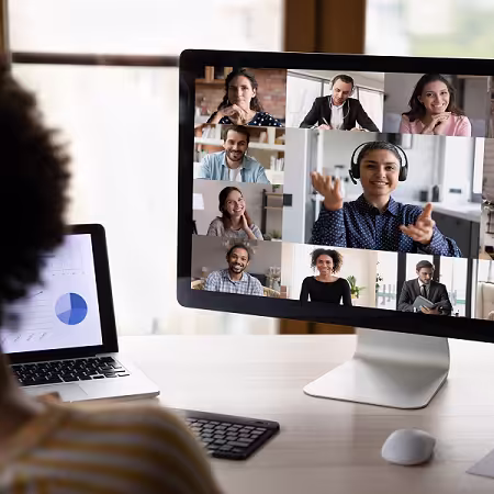 Persona participando en una videollamada grupal en un ordenador, con varias personas en pantalla, representando la votación online segura y con validez legal de la Asociación Española Contra el Cáncer